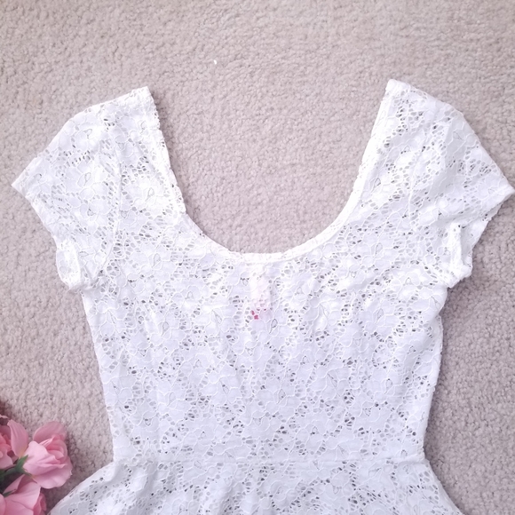 Floral White Lace Scoop Neck Peplum Shirt - Picture 2 of 8